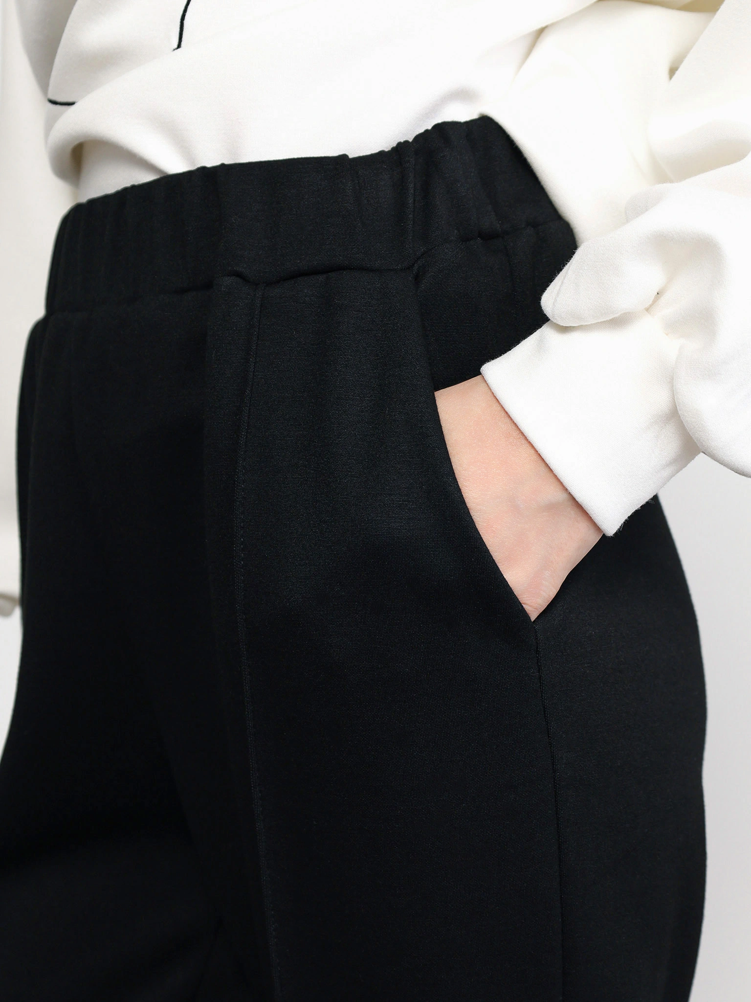 Брюки трикотажные черного цвета с эластичным поясом